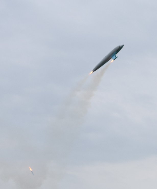  Delfin let pokracuje 